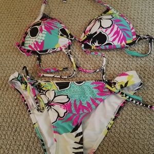 Kali Girlz Medium top small bottom lovely bikini! Bold colors!!